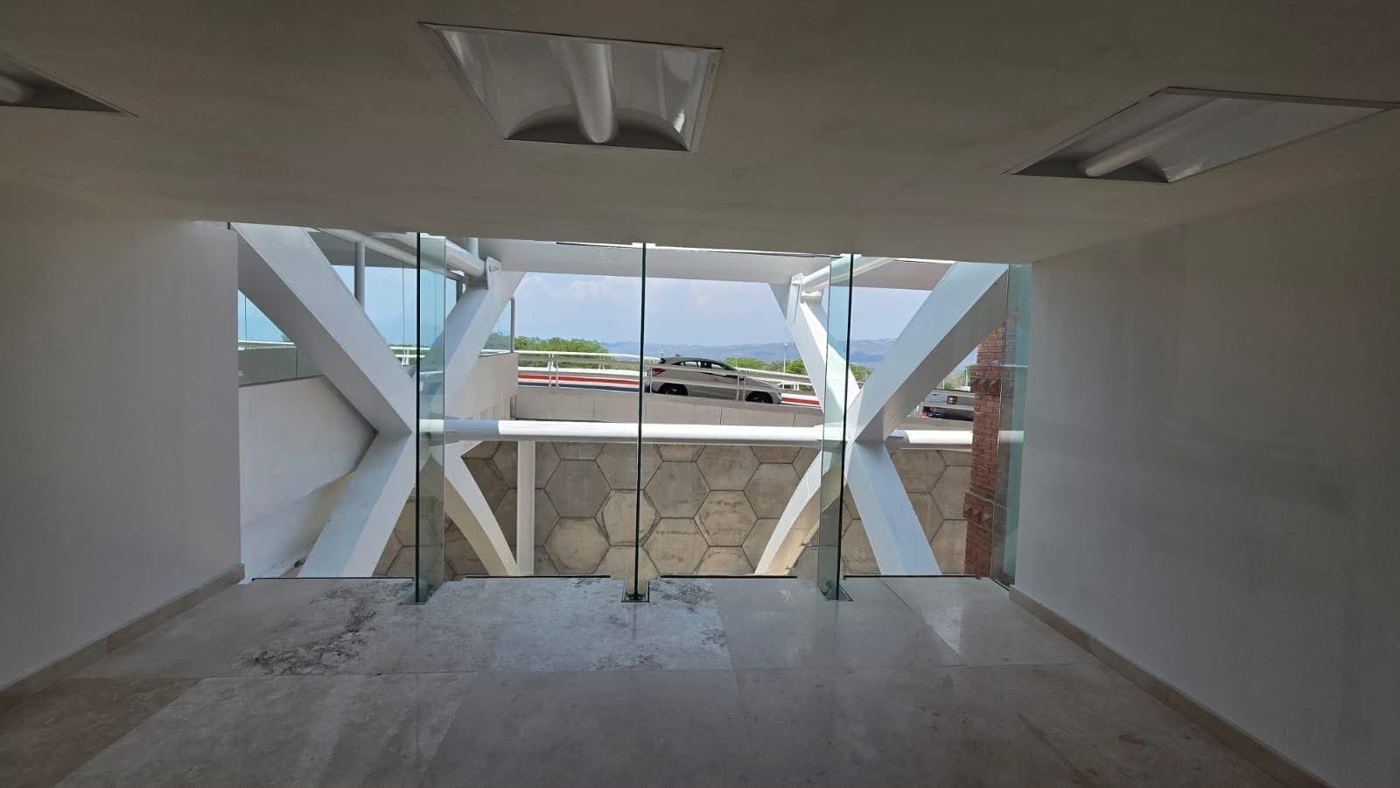 Local vacío antes de la obra en el aeropuerto de Tuxtla