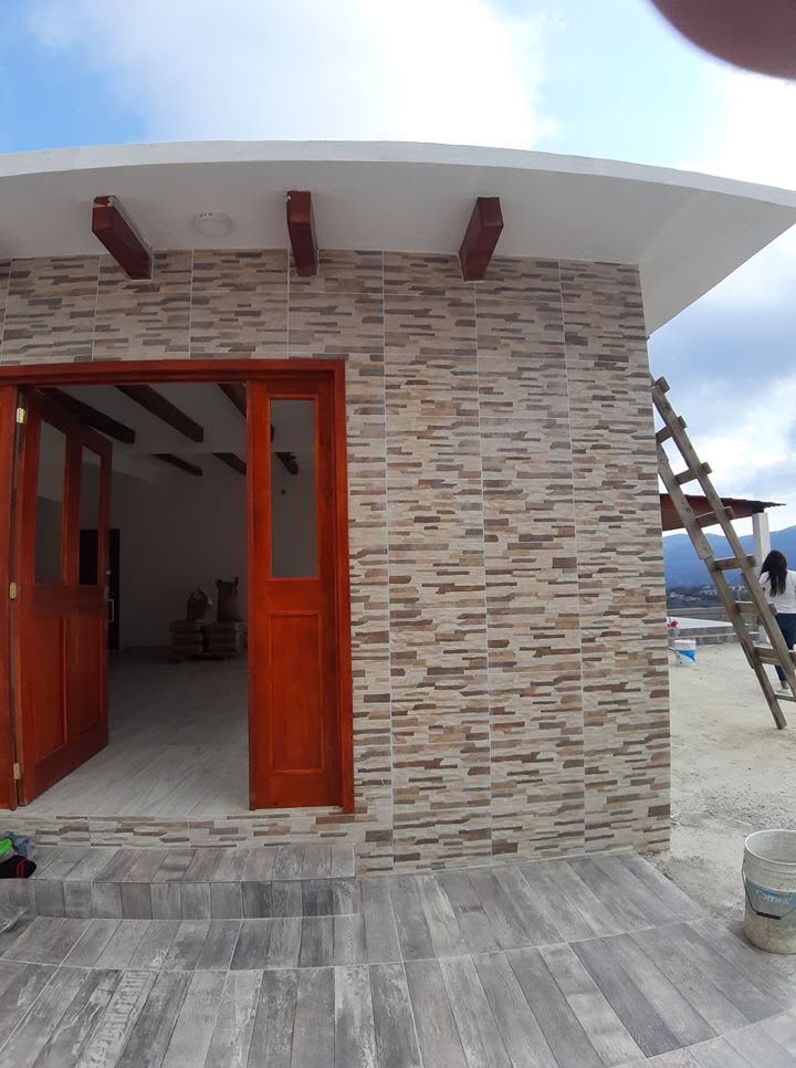 Casa de la montaña · fachada en proceso · Construq · Arq. Almira Hernández Salinas