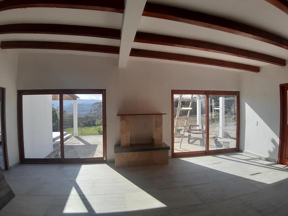 Sala con plafón de madera · Interiores terminados · Construq