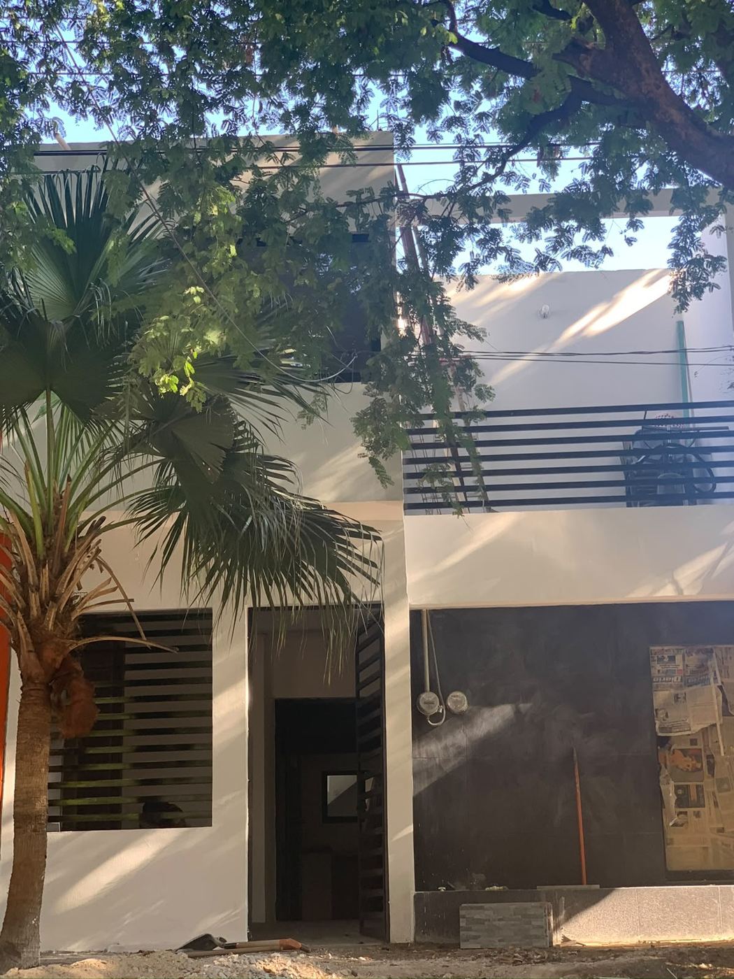 Fachada con jardín · Construq · Arq. Almira Hernández Salinas