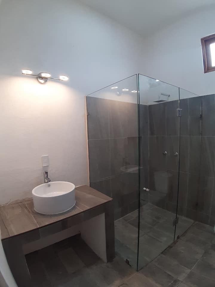 Baño terminado · Acabados y cancelería · Construq