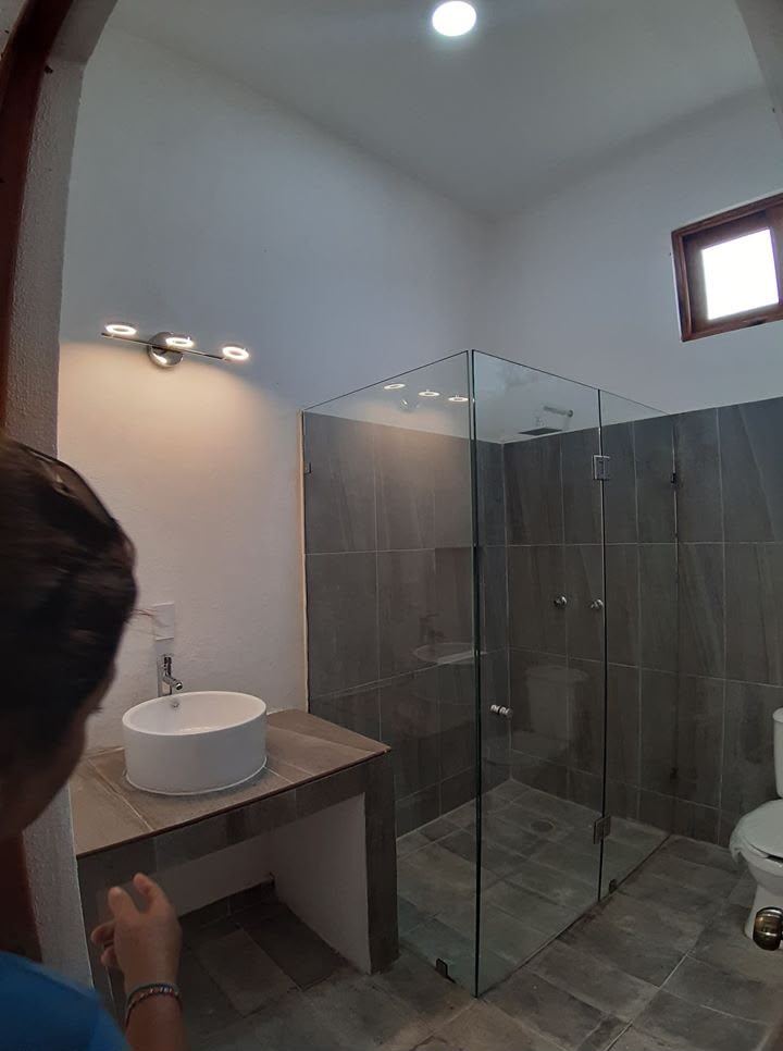 Baño · cancel de vidrio · Construq · Arq. Almira Hernández Salinas