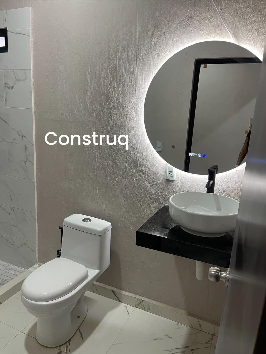 Baño con espejo iluminado · Construq · Arq. Almira Hernández Salinas