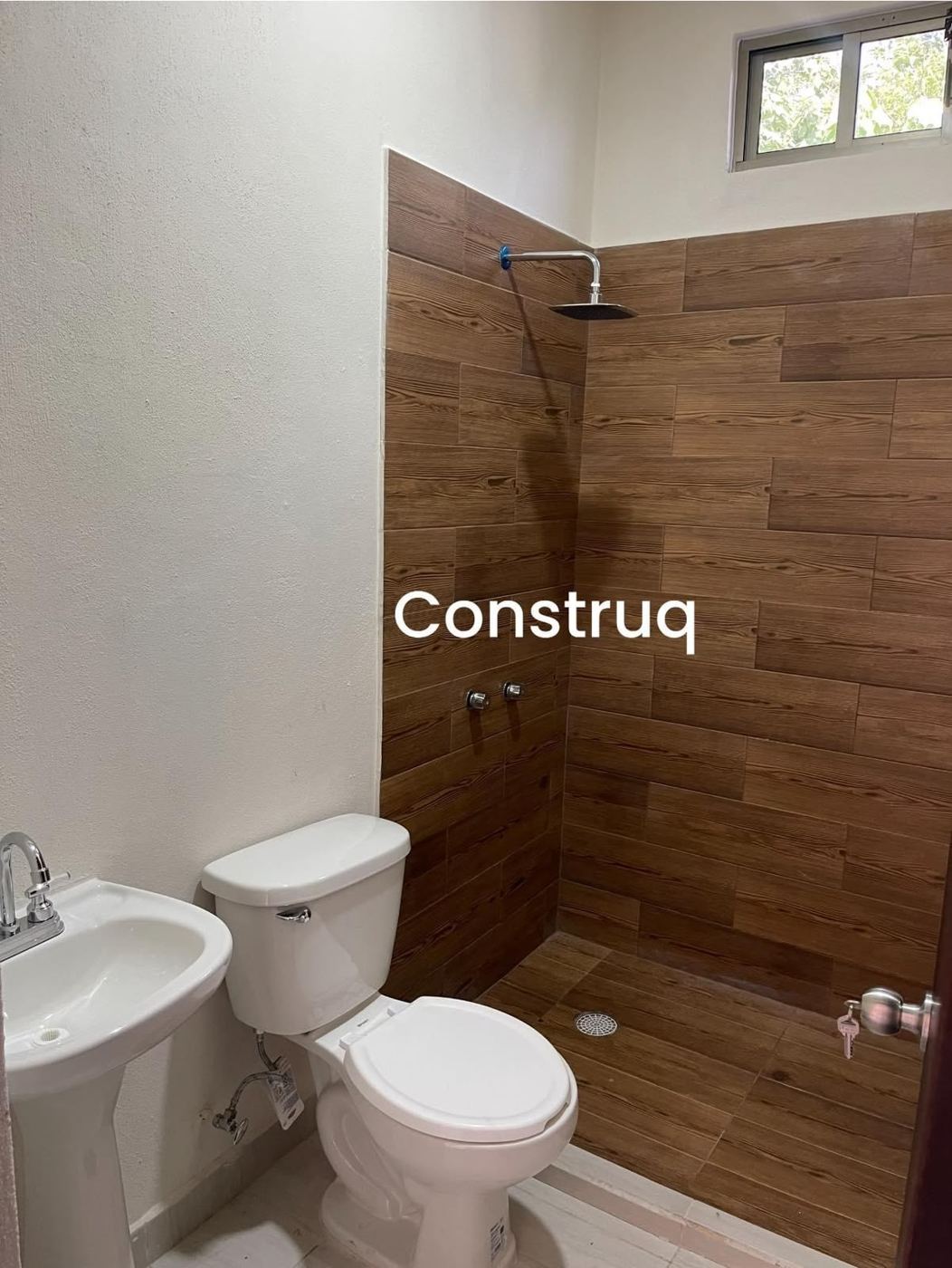 Baño con muro de madera · Construq · Arq. Almira Hernández Salinas